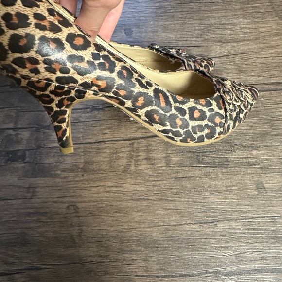 *KATHY VAN ZEELAND* Cheetah Print Pointed Toe Heels Size 9.5 - Picture 5 of 8